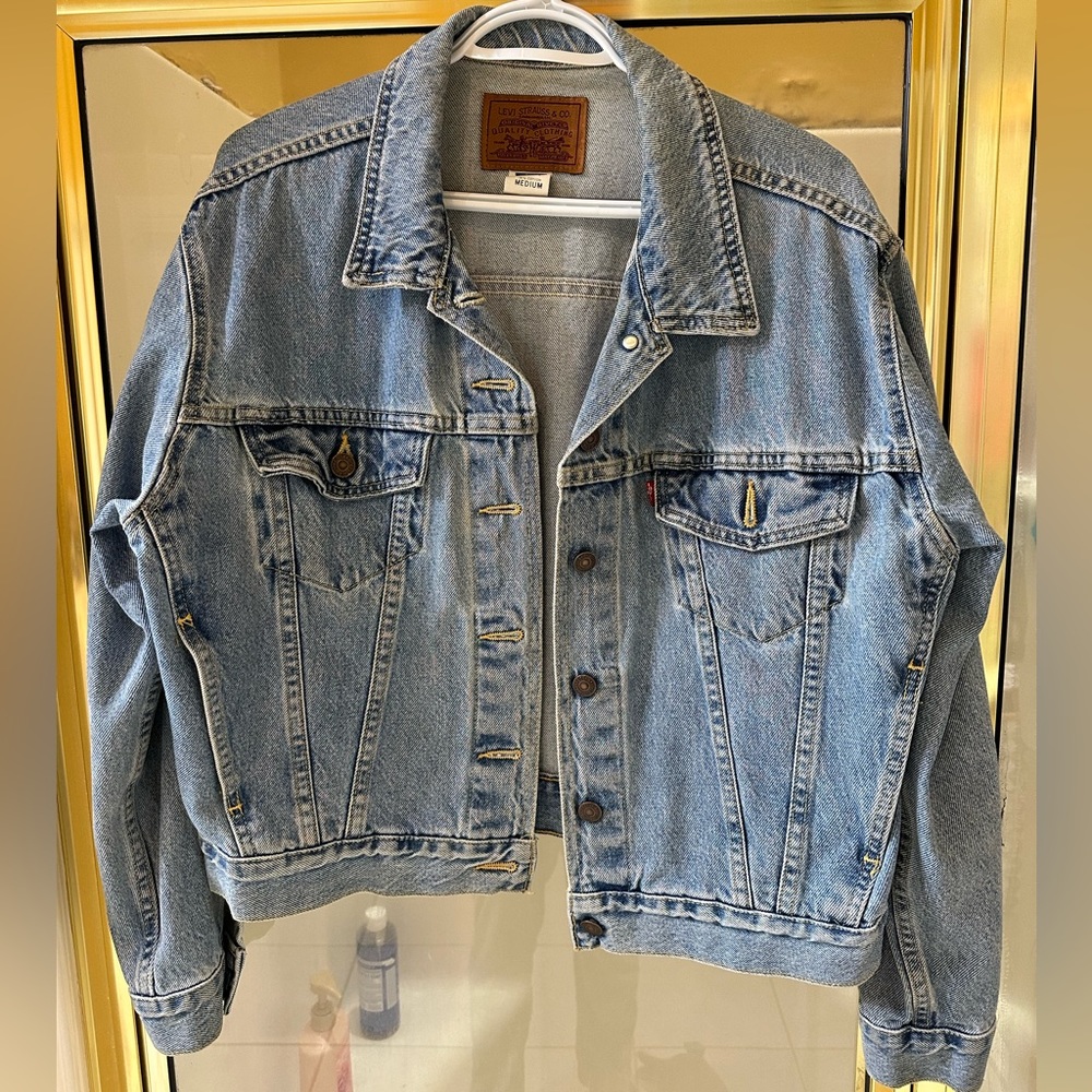 Levi trucker jacket from the 90s. Adult medium.